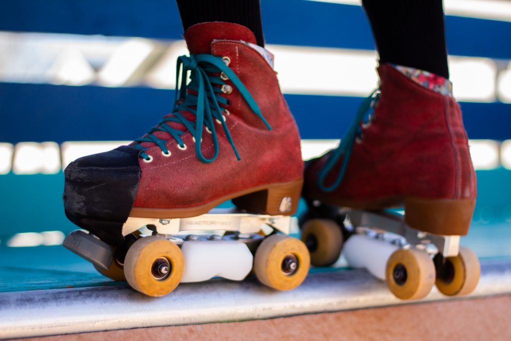 HOW TO GRIND ON ROLLER SKATES 